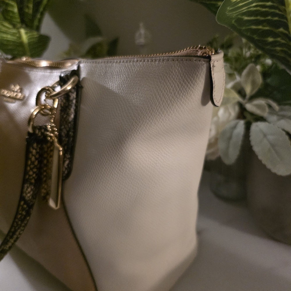 Coach Leather Tote Bag ( New Condition ) - Picture 10 of 16